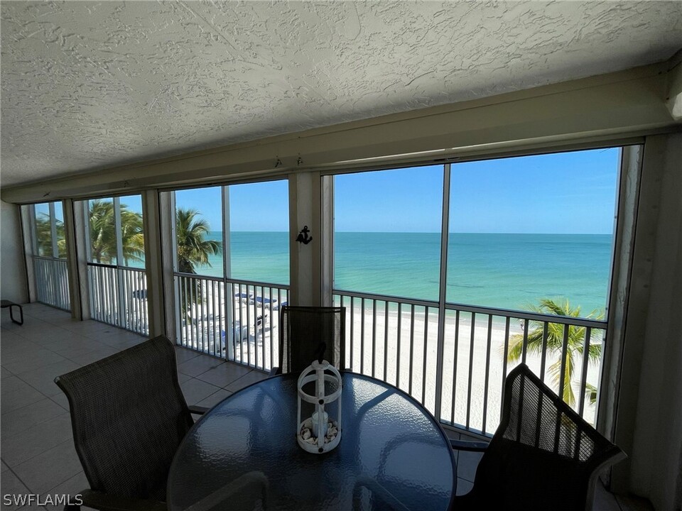 9485 Gulf Shore Dr in Naples, FL - Building Photo