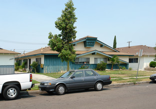 1016 N Shattuck Pl in Orange, CA - Foto de edificio - Building Photo