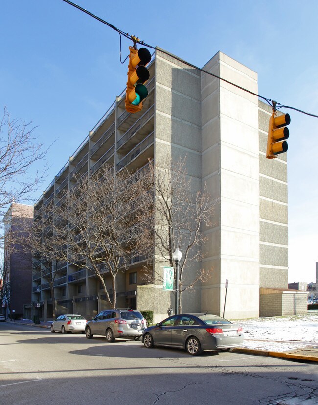 Wood Towers Apartments in Wilkinsburg, PA - Foto de edificio - Building Photo