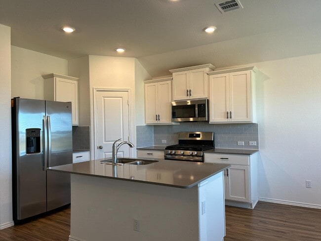 118 Isaac Millsaps Trl in Bastrop, TX - Foto de edificio - Building Photo