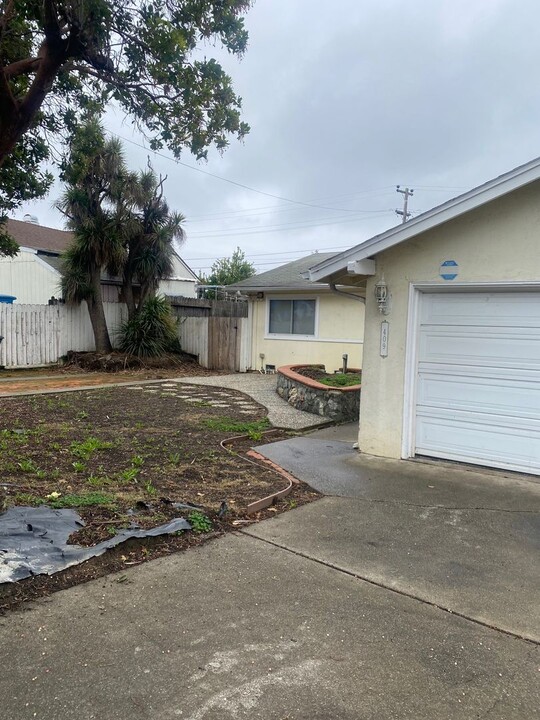 409 Swan Way in Vallejo, CA - Building Photo