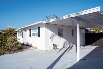 6671 Fiesta Way in Ft. Myers, FL - Building Photo - Building Photo