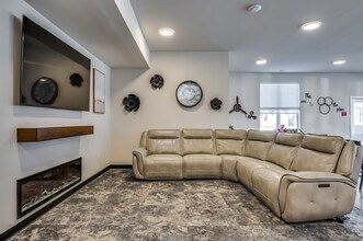 Courtyard at Cobblestone Park in Sturtevant, WI - Foto de edificio - Interior Photo