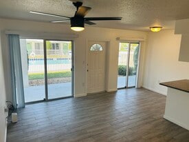 4035 S School Ave, Unit C3 in Sarasota, FL - Building Photo