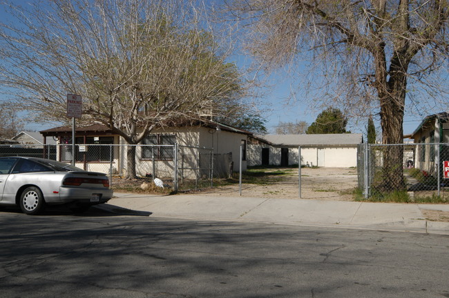 45045-45047 Redwood Ave in Lancaster, CA - Foto de edificio - Building Photo