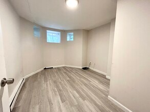 62 Hammond St, Unit 1 in Boston, MA - Foto de edificio - Building Photo