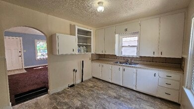 1015 N Tenth St in Salina, KS - Building Photo - Building Photo