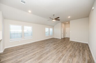 32031 Splendor Dr in Fulshear, TX - Foto de edificio - Building Photo