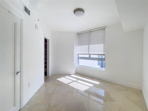 350 S Miami Ave, Unit 3910 in Miami, FL - Foto de edificio - Building Photo