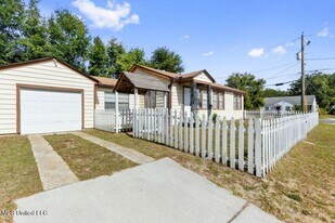 1076 Cherokee St in Biloxi, MS - Building Photo