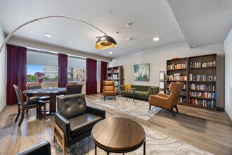 28294 Ferry Rd in Warrenville, IL - Foto de edificio - Building Photo