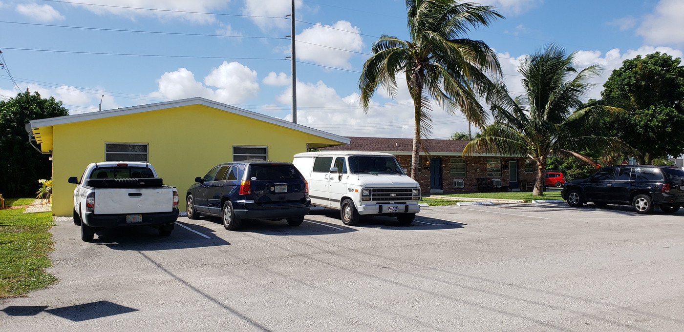 6 Units Near The Beach in Oakland Park, FL - Building Photo