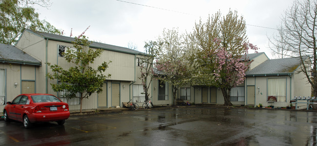 Lebonaire Apartments in Lebanon, OR - Building Photo - Building Photo