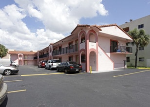 North Point in Hialeah, FL - Foto de edificio - Building Photo