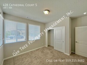 428 Cathedral Ct in Madera, CA - Building Photo - Building Photo