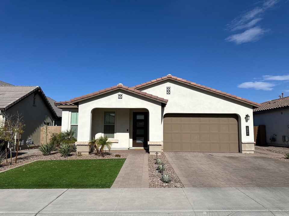 6894 W Spur Dr in Peoria, AZ - Building Photo