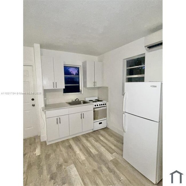 784 NW 100th St in Miami, FL - Foto de edificio - Building Photo
