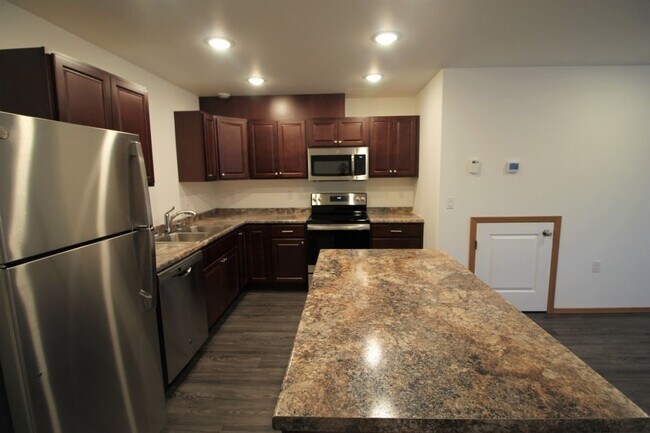 560 S Santa Claus Ln-Unit -#B in North Pole, AK - Foto de edificio - Building Photo