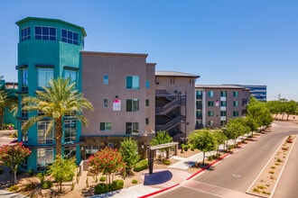 CIRQ 44 in Phoenix, AZ - Foto de edificio - Building Photo