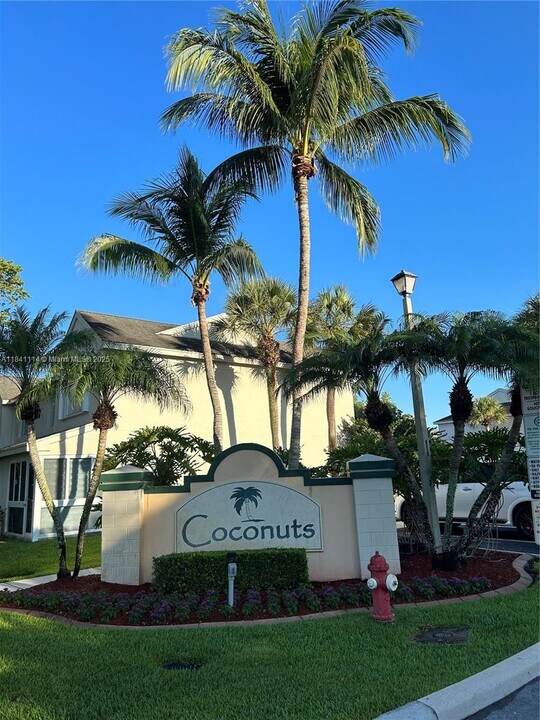 16609 Hemingway Dr in Weston, FL - Building Photo