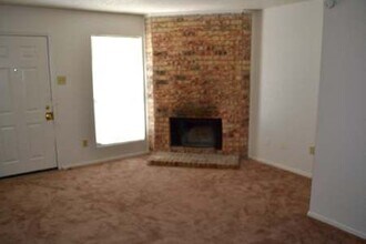 9451 Olde Village Ct in Dallas, TX - Foto de edificio - Building Photo