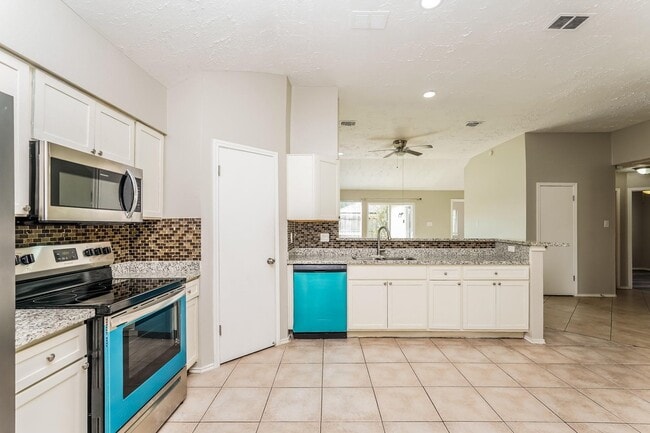 7038 Villa Del Sol Dr in Houston, TX - Building Photo - Building Photo