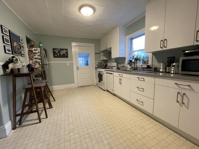 65 Willow Ave, Unit 2