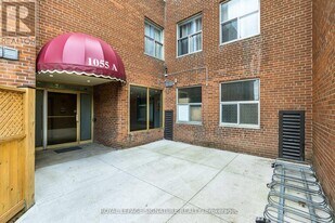 1055a Forestwood Dr in Mississauga, ON - Building Photo