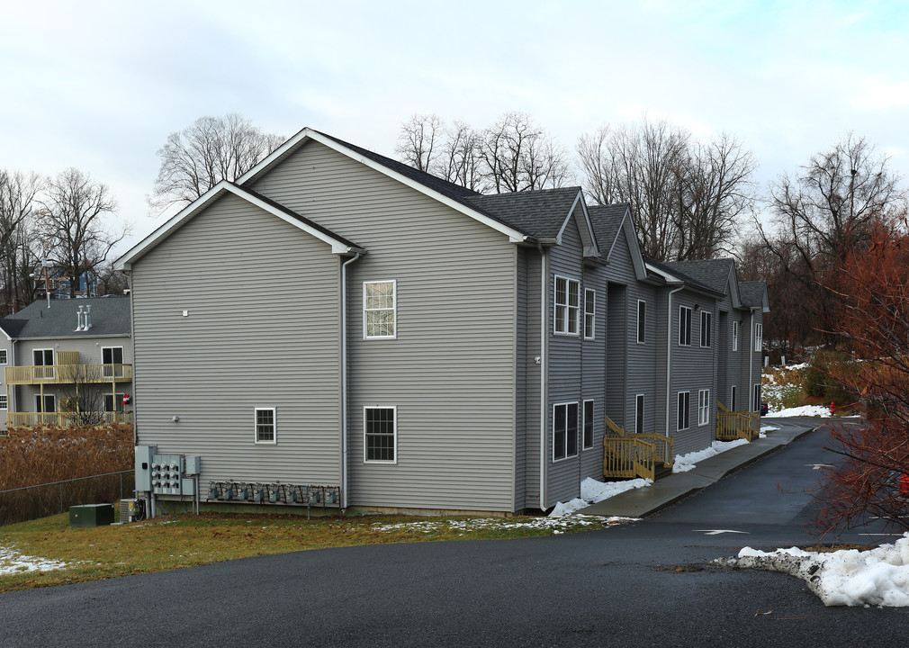 Tucker Pond in Port Ewen, NY - Foto de edificio