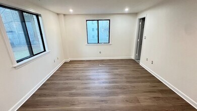 295 W Wyoming Ave, Unit 3A in Stoneham, MA - Foto de edificio - Building Photo