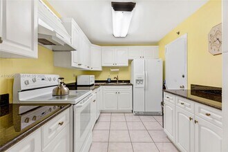 6039 Collins Ave in Miami Beach, FL - Building Photo - Building Photo