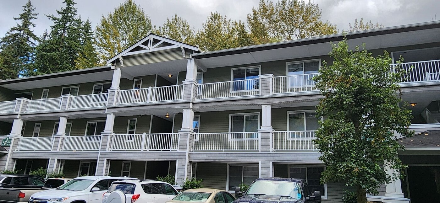 12712 Admiralty Way in Everett, WA - Building Photo
