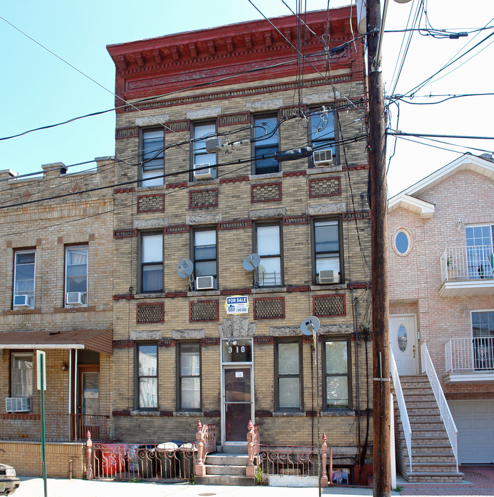 316 28th St in Union City, NJ - Building Photo