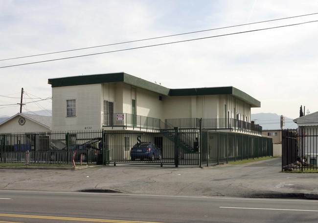 6730 Vineland Ave in North Hollywood, CA - Foto de edificio - Building Photo