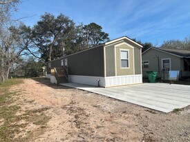 805 S Morgan St in Angleton, TX - Building Photo