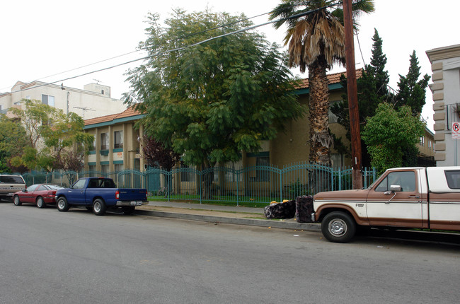 8600 Willis Ave in Panorama City, CA - Foto de edificio - Building Photo