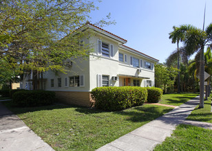 1825 Salzedo St in Coral Gables, FL - Foto de edificio - Building Photo