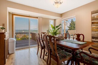 16654 SE 26th Pl in Bellevue, WA - Foto de edificio - Building Photo