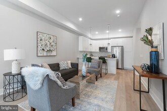 52 W Washington Ln, Unit 304 in Philadelphia, PA - Building Photo - Building Photo