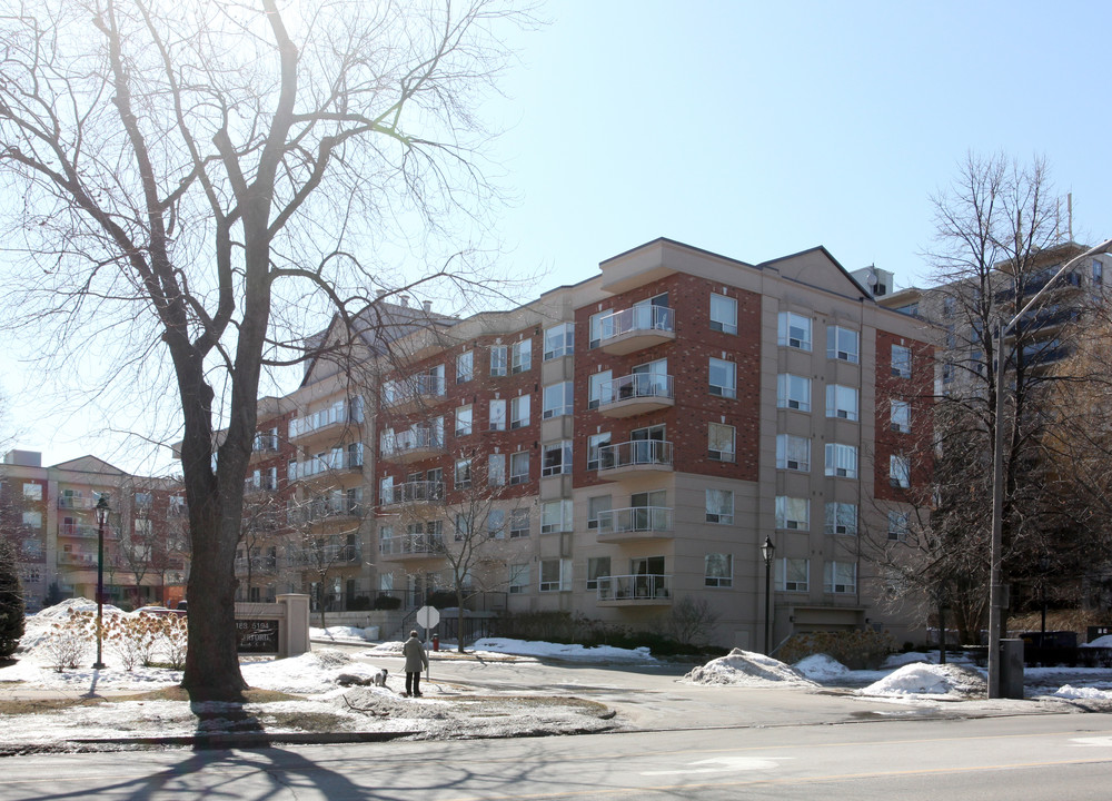 Waterford Palace 5188 in Burlington, ON - Building Photo