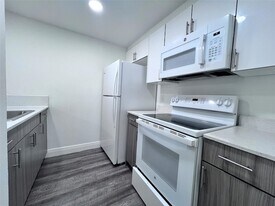 1196 NW 40th Ave, Unit 90-518 in Lauderhill, FL - Building Photo