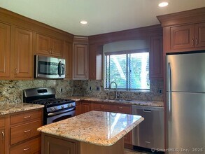 27 Canterbury Ln in Avon, CT - Building Photo - Building Photo
