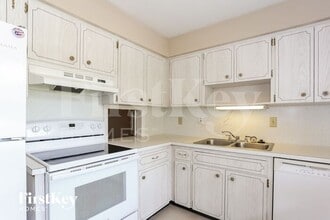3433 Harbor Lake Dr in Largo, FL - Building Photo - Building Photo
