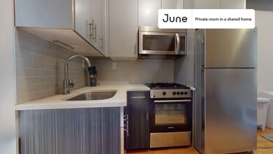 Private bedroom in 3 bed/1 bath Home in New York, NY - Building Photo - Building Photo