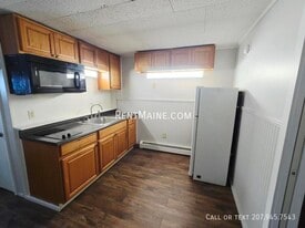 18 Main Rd in Holden, ME - Building Photo