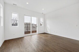 1952 W Ohio St in Chicago, IL - Foto de edificio - Building Photo