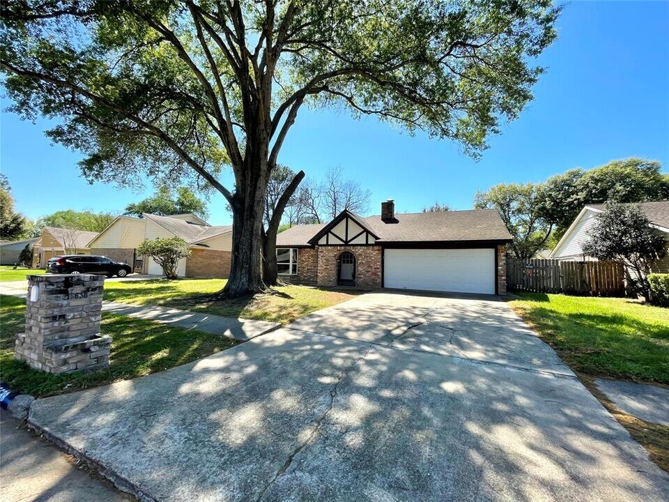 15638 Boulder Oaks Dr in Houston, TX - Building Photo