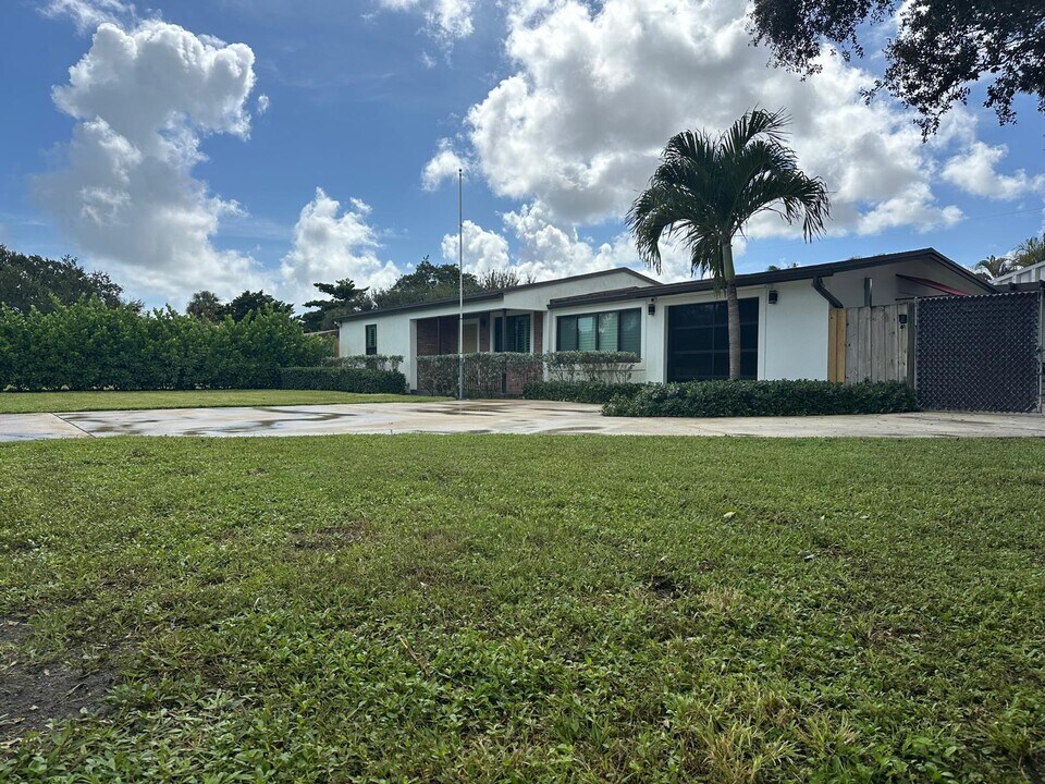 2940 Cherokee Rd in West Palm Beach, FL - Foto de edificio