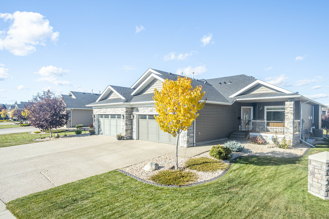 25 Harvest Pt in Spruce Grove, AB - Building Photo