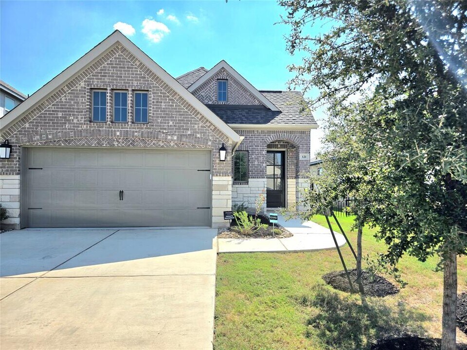 121 Dycus Bnd in Liberty Hill, TX - Building Photo
